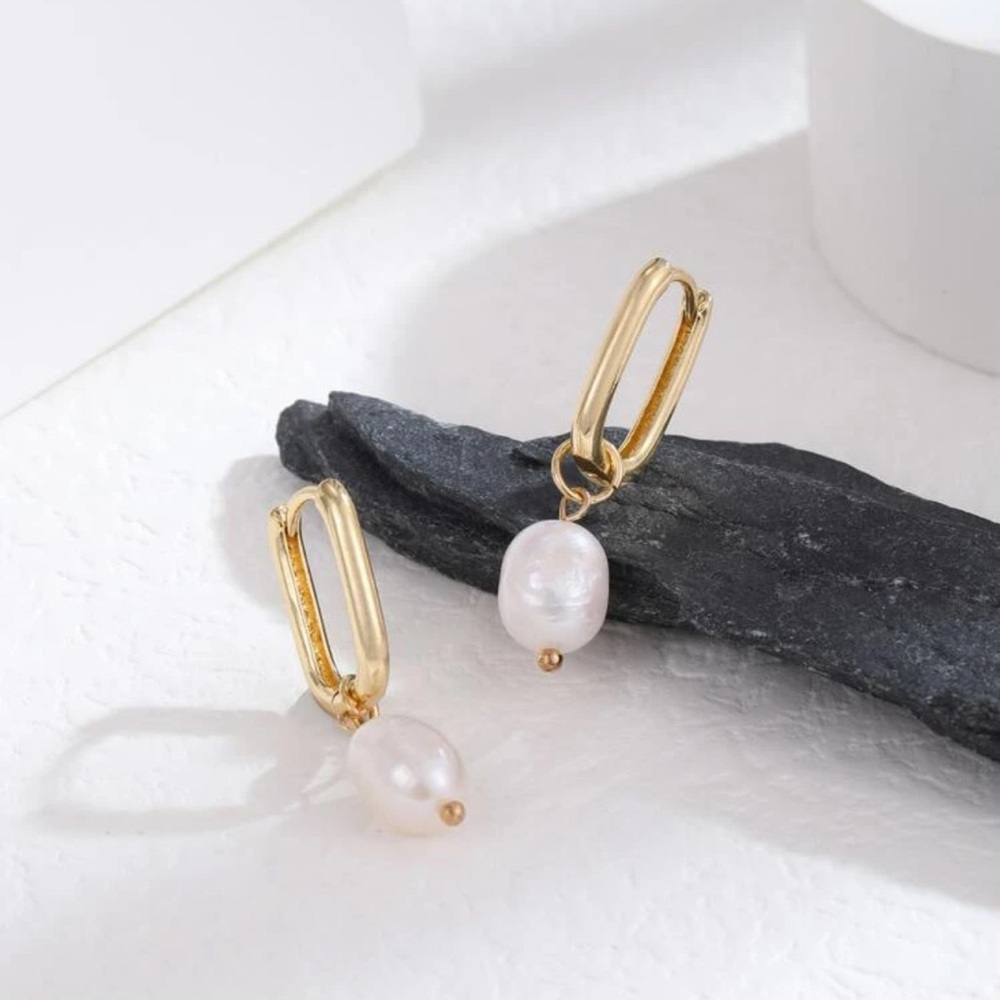 Rectangle gold Huggies with pearl drop charm โจ๐ค - Picture 2 of 3